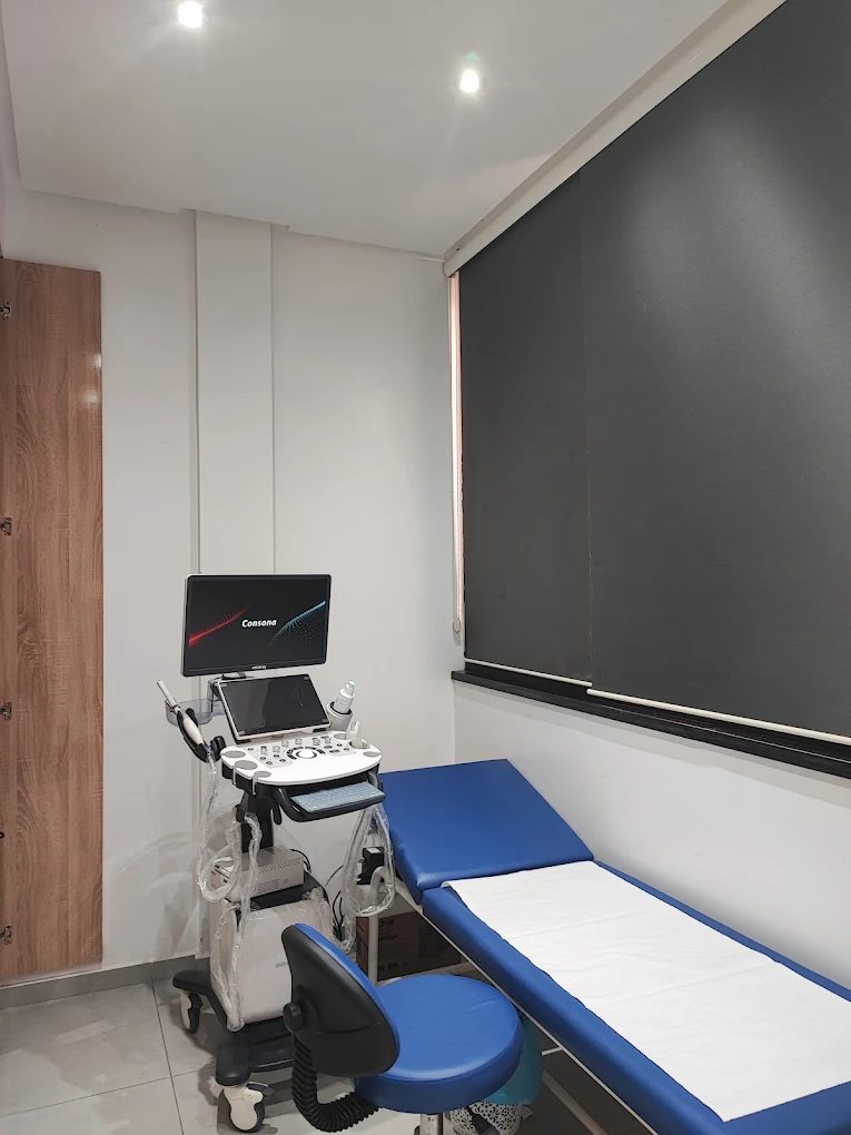 Salle d'examen du cabinet du Dr Abdelhadi Dahbi