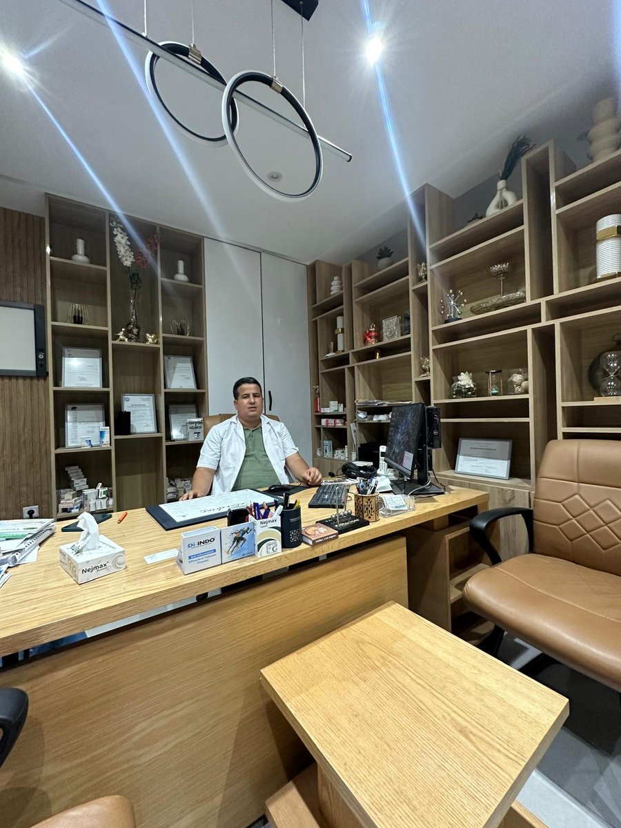 Dr Abdelhadi Dahbi dans son bureau au cabinet de El Jadida